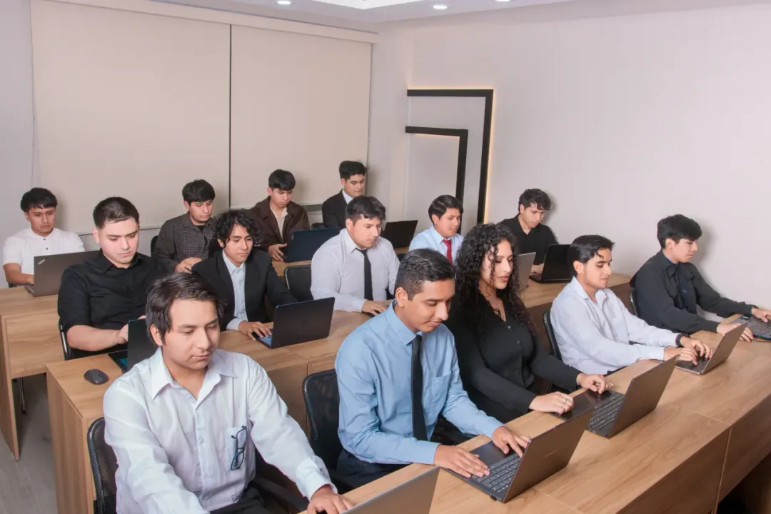 Equipo de desarrollo trabajando en la oficina